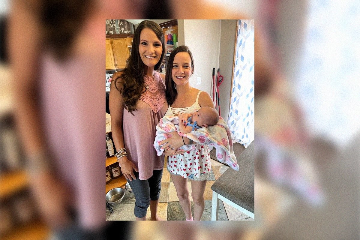 Женщина спасла сестре-близняшке жизнь и подарила возможность стать матерью - слайд 