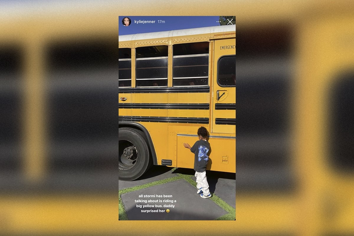 «Богатые люди так далеки от реальности»: дочке Кайли Дженнер подарили школьный автобус - слайд 
