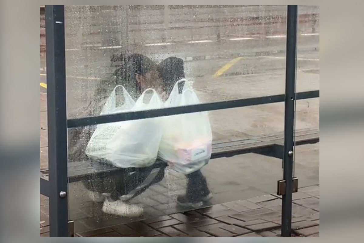 25 секунд под дождем: короткое видео из Петербурга растрогало зрителей до слез - слайд 