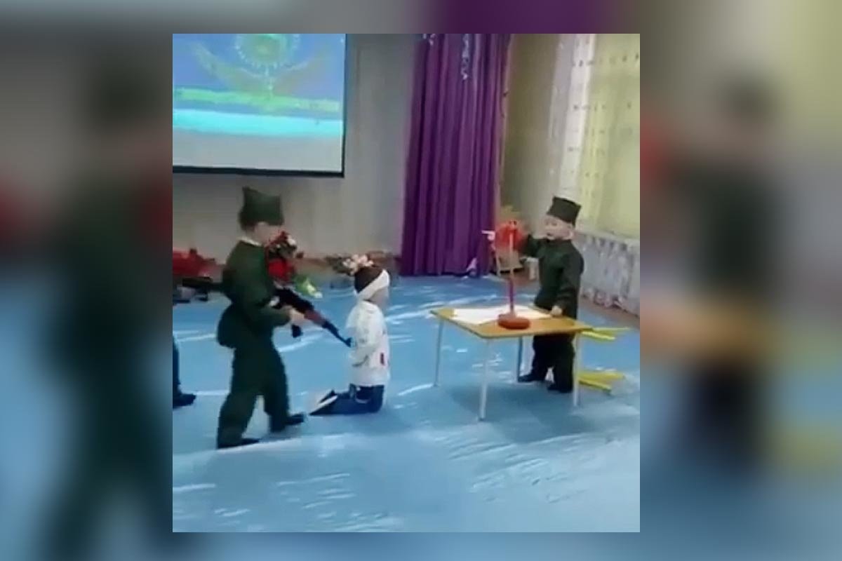 В казахстанском детском саду поставили возмутительную сценку с расстрелом. Но сделали это несколько лет назад - слайд 