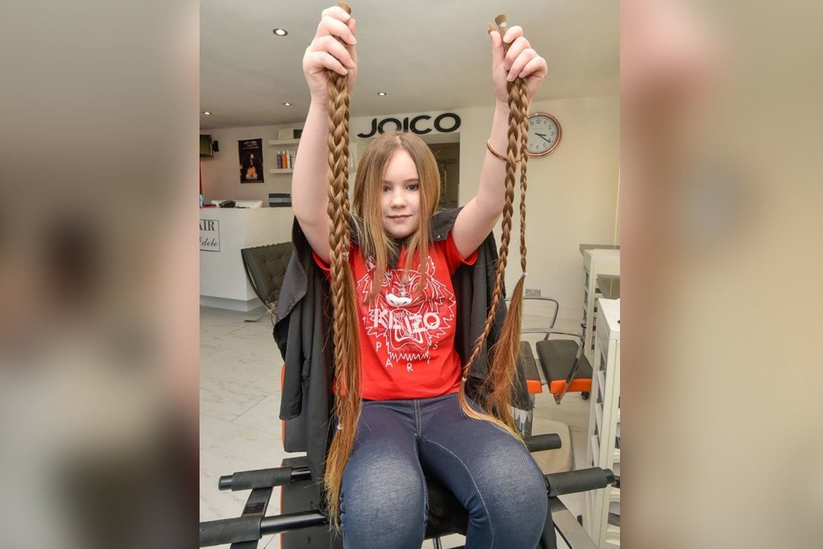 Девочка, которая ни разу в жизни не стриглась, отдала метр своих волос на благотворительность  - слайд 