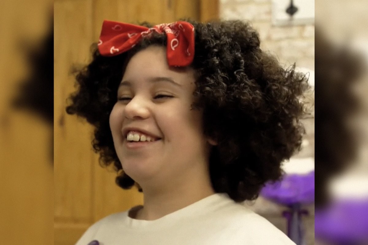 Девочка шесть лет растила волосы, чтобы пожертвовать их на парики - слайд 