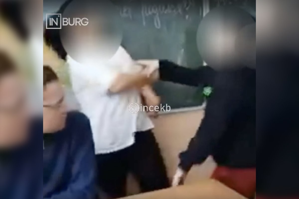 «Здесь бьют ребенка. Это ненормально»: в Екатеринбурге сняли на видео конфликт между учителем и учеником - слайд 
