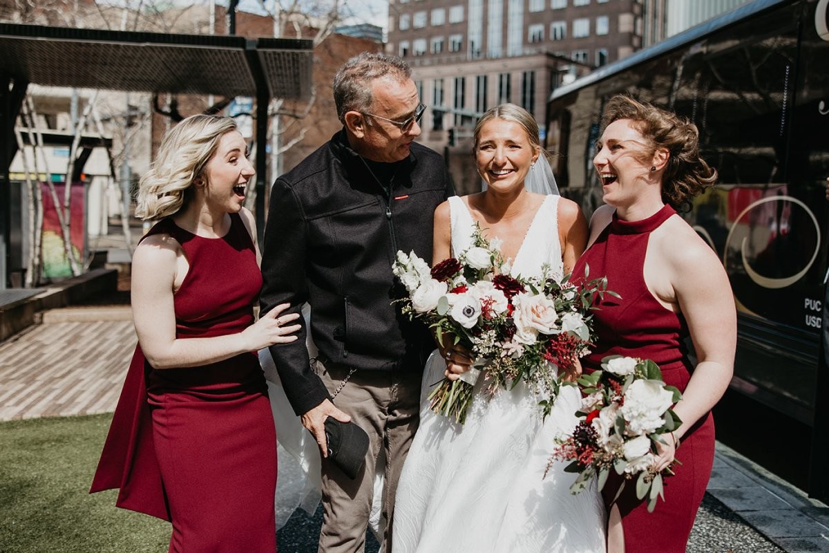 Том Хэнкс незапланированно поучаствовал в фотосессии невесты с подружками - слайд 