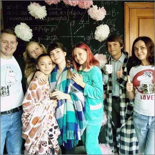 Красноярские школьники пришли на уроки в тапочках и халатах - слайд 