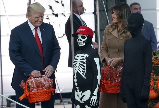 На Хеллоуин в Белом доме мрачный Трамп раздал детям сладости  - слайд 
