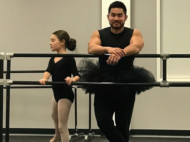 Отец ради дочери пришел в балетный класс в пачке - слайд 