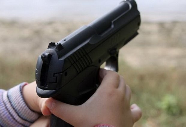 В Петербурге ребенок пришел в детсад с пистолетом - слайд 