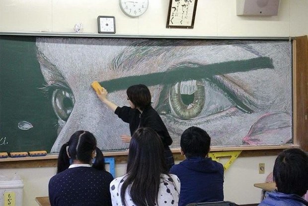 Ученики рисуют мелом на школьных досках так, что рука не поднимается стирать - слайд 