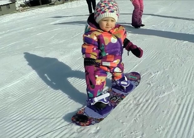 Видео с годовалой малышкой на сноуборде стало вирусным - слайд 
