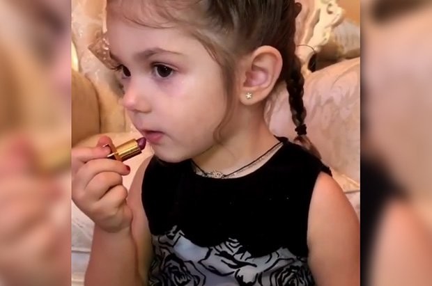 Видео с наносящей себе макияж маленькой девочкой возмутило пользователей Сети - слайд 