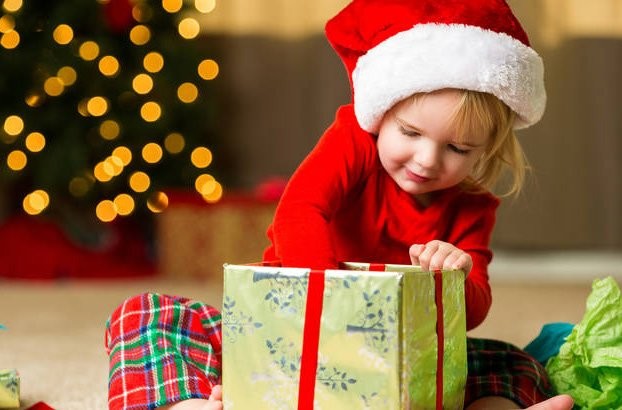 Москвичи и петербуржцы рассказали, сколько тратят на подарки детям в Новый год - слайд 