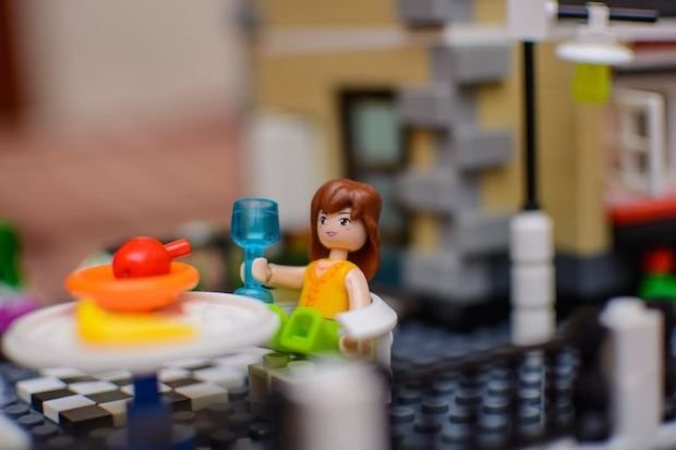 В баре, сделанном из Лего, можно будет выпивать и собирать фигурки - слайд 