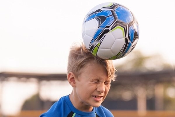 УЕФА может запретить детям до 11 лет играть в футбол головой - слайд 