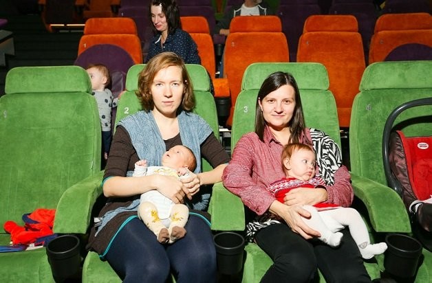 Кинотеатров, где родители могут смотреть фильмы с младенцами, станет больше - слайд 