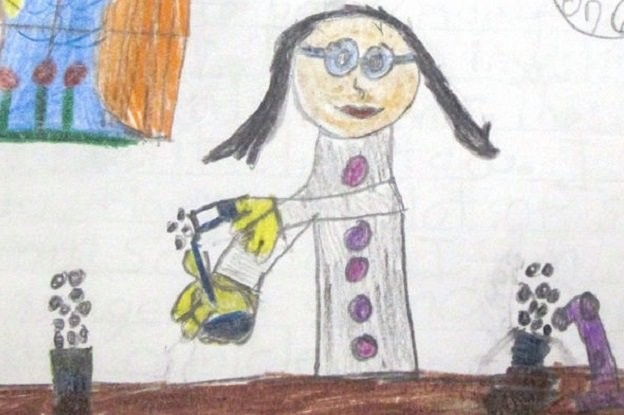 На просьбу нарисовать, как выглядит ученый, дети все чаще рисуют женщин - слайд 