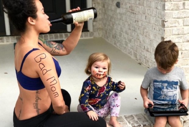 Блогер и мать троих детей выложила провокационные фотографии, чтобы поговорить о материнстве  - слайд 