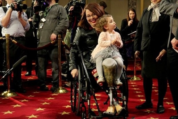 Пятидесятилетняя Тэми Дакуорт — сенатор-инвалид из США — родила второго ребенка - слайд 