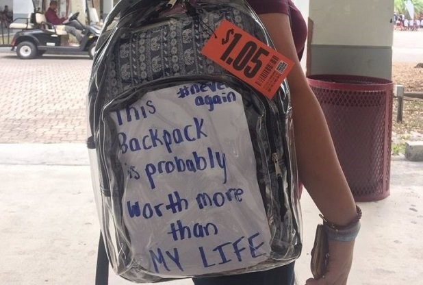 Американские школьники протестуют против требования носить прозрачные рюкзаки - слайд 