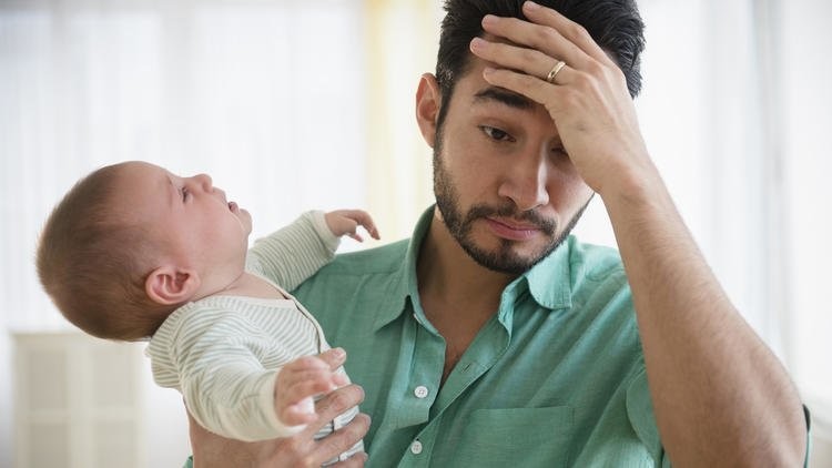 Исследования обнаружили связь между рождением ребенка и послеродовой депрессией у отцов - слайд 
