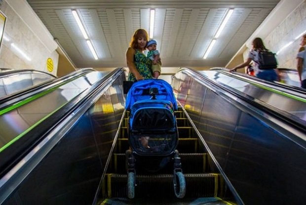 Министерство транспорта запретило возить детей  в колясках в метро - слайд 