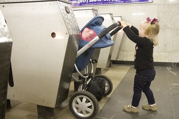 Министерство транспорта отказалось от запрета перевозить детей в колясках в метро - слайд 