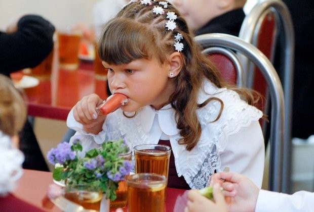 18 мая Роспотребнадзор запустит горячую линию по вопросам питания в школах и садах - слайд 
