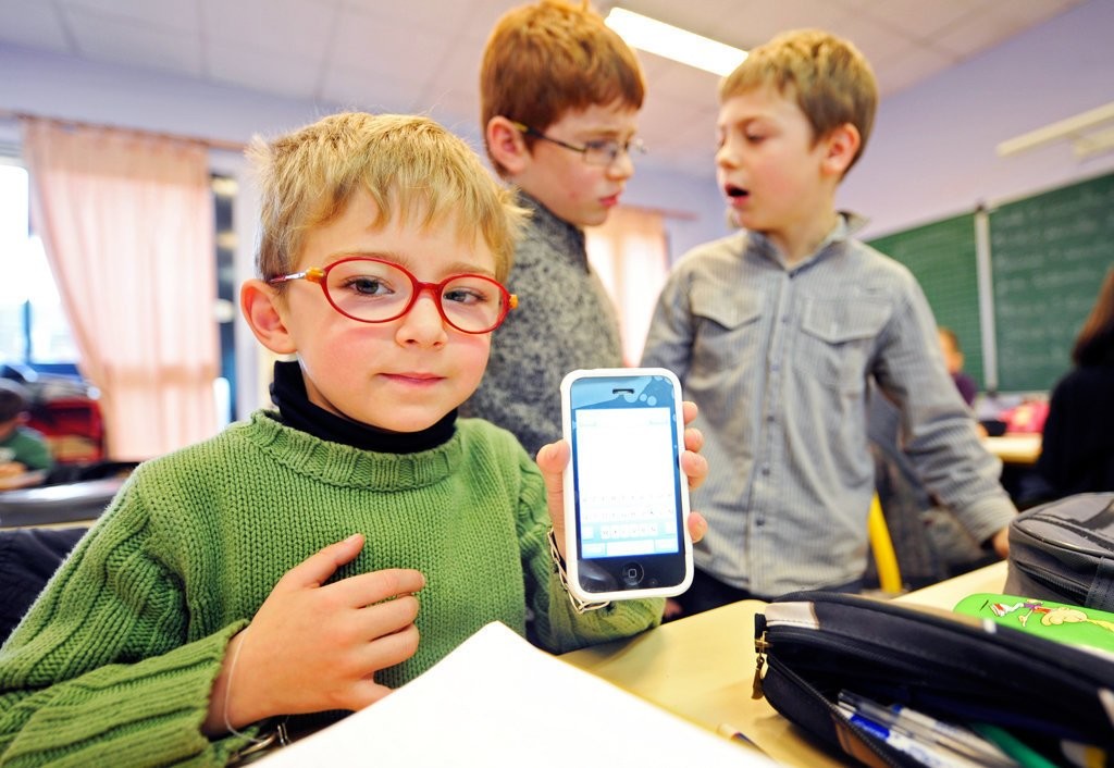 Французским школьникам запретят пользоваться мобильными телефонами - слайд 