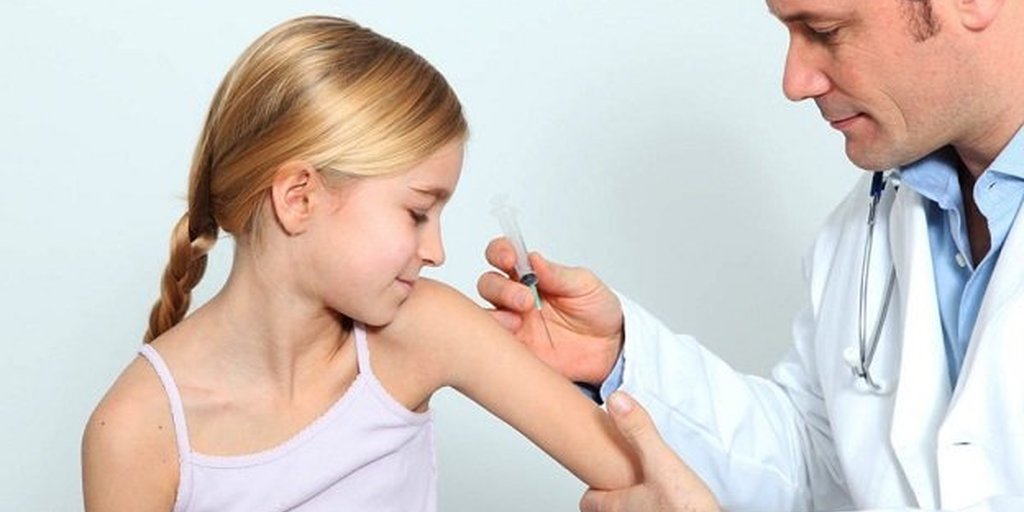 Педиатр Федор Катасонов пояснил, какие именно прививки нужно делать .