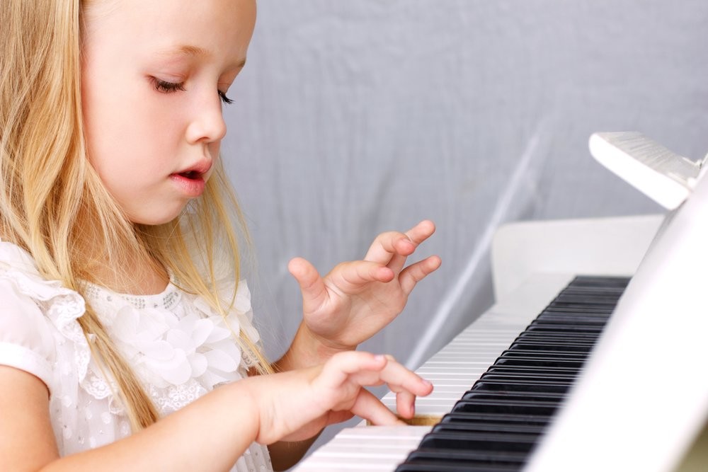 Исследования показали, что игра на фортепиано улучшает детские лингвистические способности - слайд 