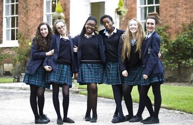 40 школ в Великобритании запретили ученицам носить юбки - слайд 