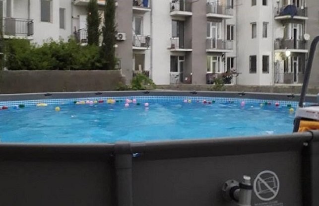 Мужчина из Тбилиси купил бассейн для соседских детей - слайд 