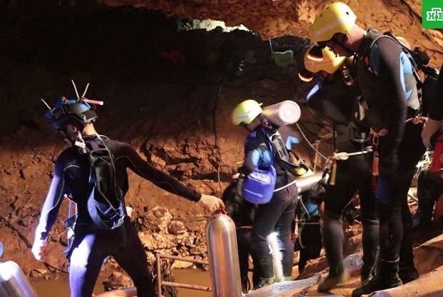 В Таиланде спасли 4 из 12 детей, заблокированных в пещере - слайд 
