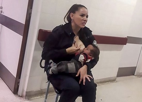 Женщина-полицейский покормила грудью ребёнка из неблагополучной семьи - слайд 
