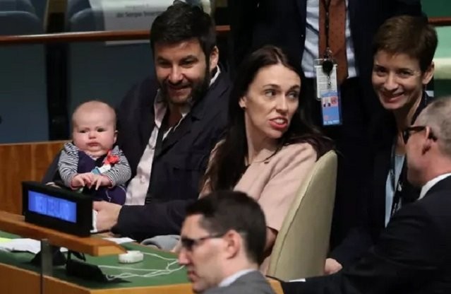 Премьер-министр Новой Зеландии взяла трехмесячную дочку в Генассамблею ООН - слайд 