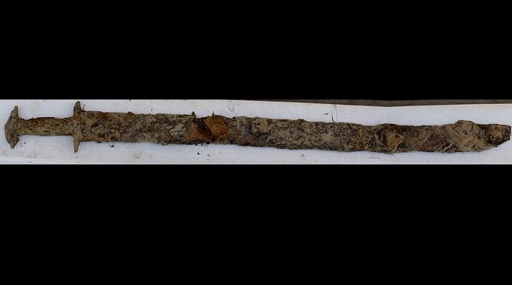 Девочка из Швеции нашла в озере меч, которому 1500 лет - слайд 