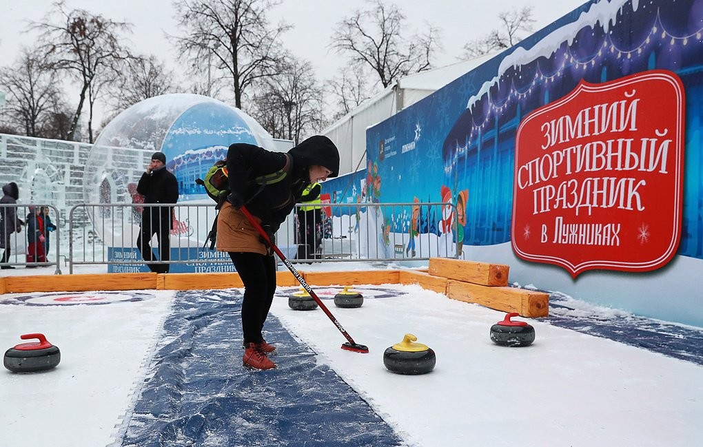В «Лужниках» на Фестивальной площади открылся бесплатный каток - слайд 
