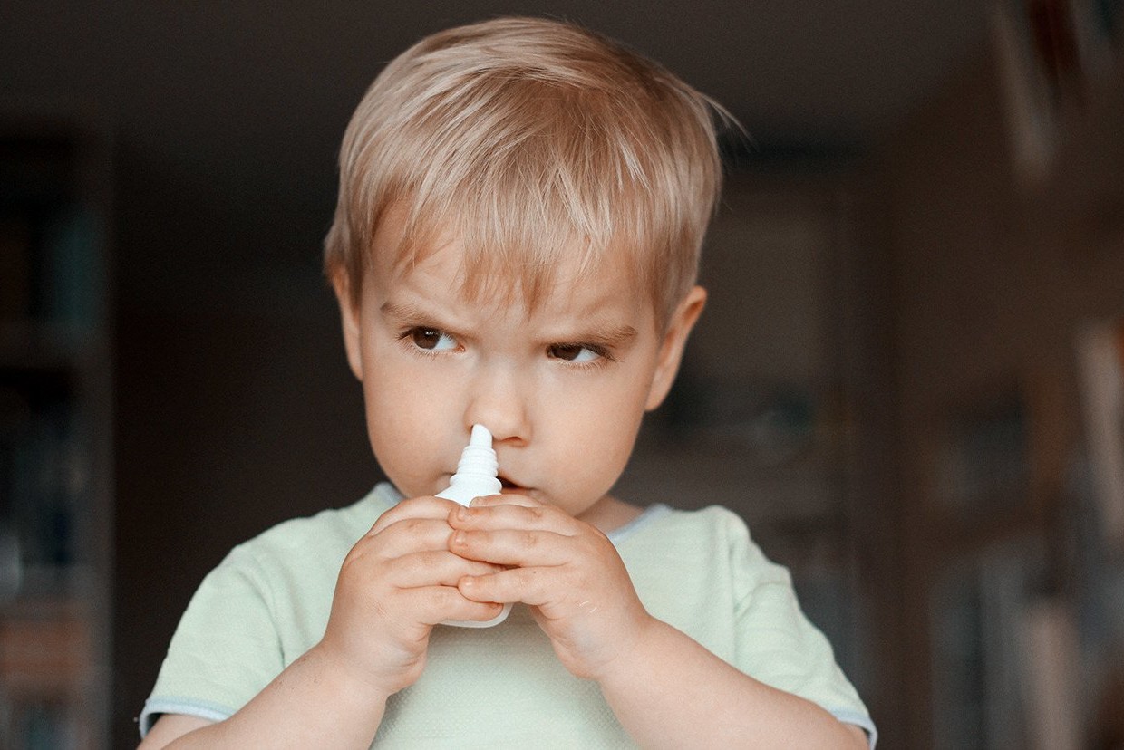 Сосудосуживающие капли в нос нельзя давать детям до 6 лет — это опасно - слайд 