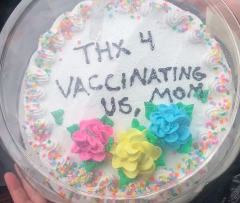 Девочки подарили маме торт в благодарность за прививки - слайд 