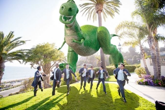 Люди вставляют в свои свадебные фото пришельцев и динозавров — это безумно, но круто - слайд 