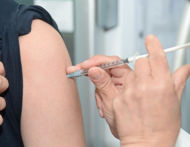 В Минздраве напомнили, что польза от прививок превышает возможные риски  - слайд 