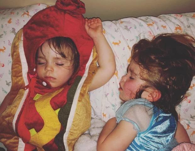 Малышки легли спать в костюмах Эльзы и хот-дога — и весь интернет в умилении - слайд 