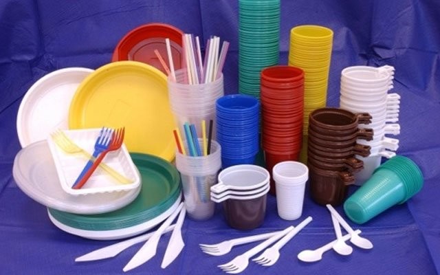 В России могут запретить продажу одноразовой пластиковой посуды - слайд 