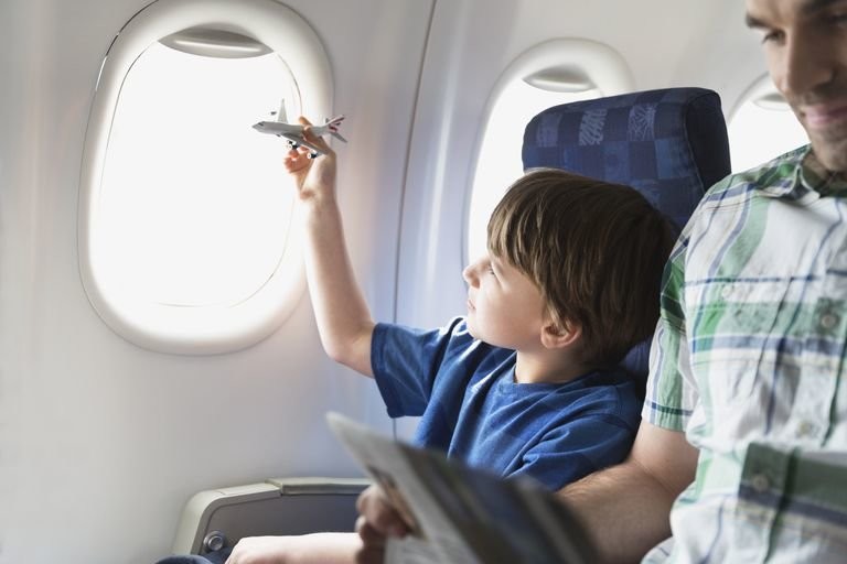 В Госдуме хотят запретить авиакомпаниям рассаживать родителей и детей - слайд 