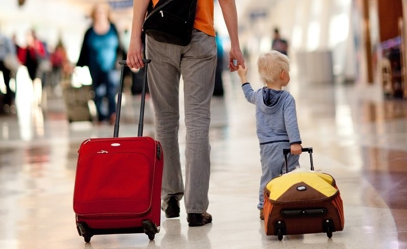 Родители, которые хотят запретить вывоз ребенка за границу, больше не смогут обращаться в погранслужбу - слайд 
