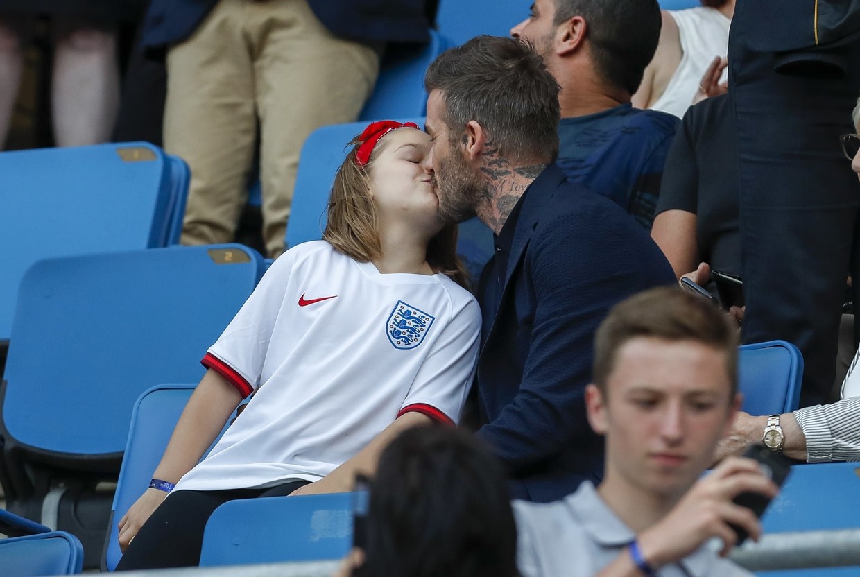 Дэвид Бекхэм поцеловал свою дочь в губы на футбольном матче — и социальные сети возмущены - слайд 