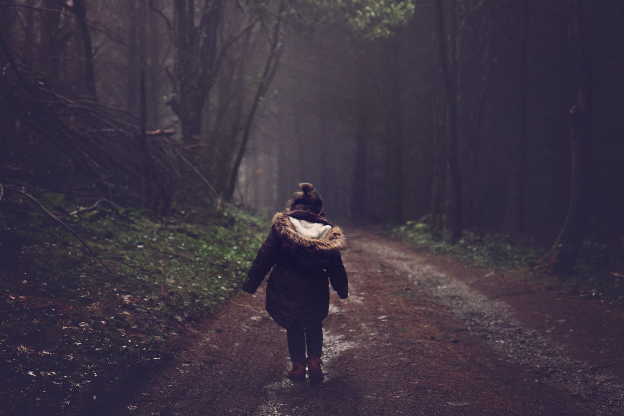Одиноко гуляющий. Одиночество в лесу. Девочка в лесу. Одинокая девушка в лесу. Прогулка в одиночестве.