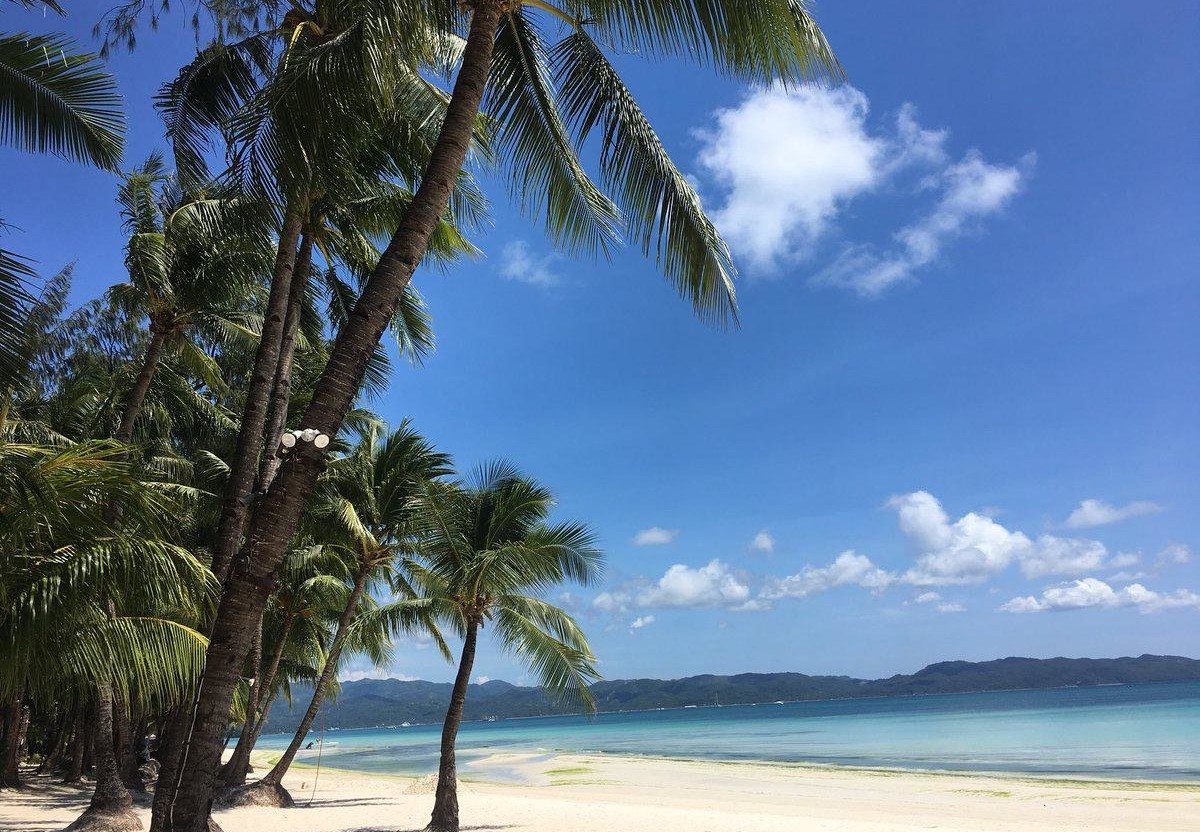 Из-за туристки, закопавшей детский подгузник в песок, закрыли лучший филиппинский пляж - слайд 