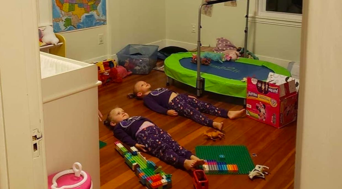 Мама придумала, как успокоить детей перед сном с помощью светящейся пижамы - слайд 