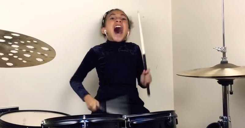 Девятилетняя девочка сыграла «Нирвану» на барабанах — и вышло очень круто! - слайд 
